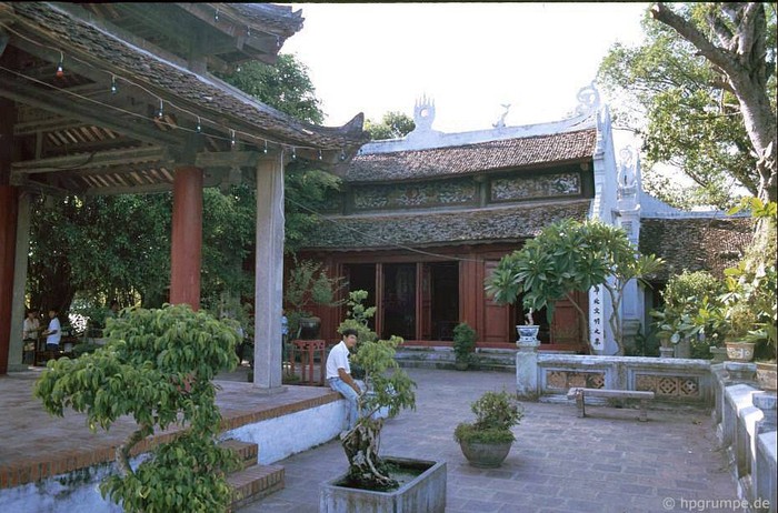 Tại đền Ngọc Sơn, 1991.